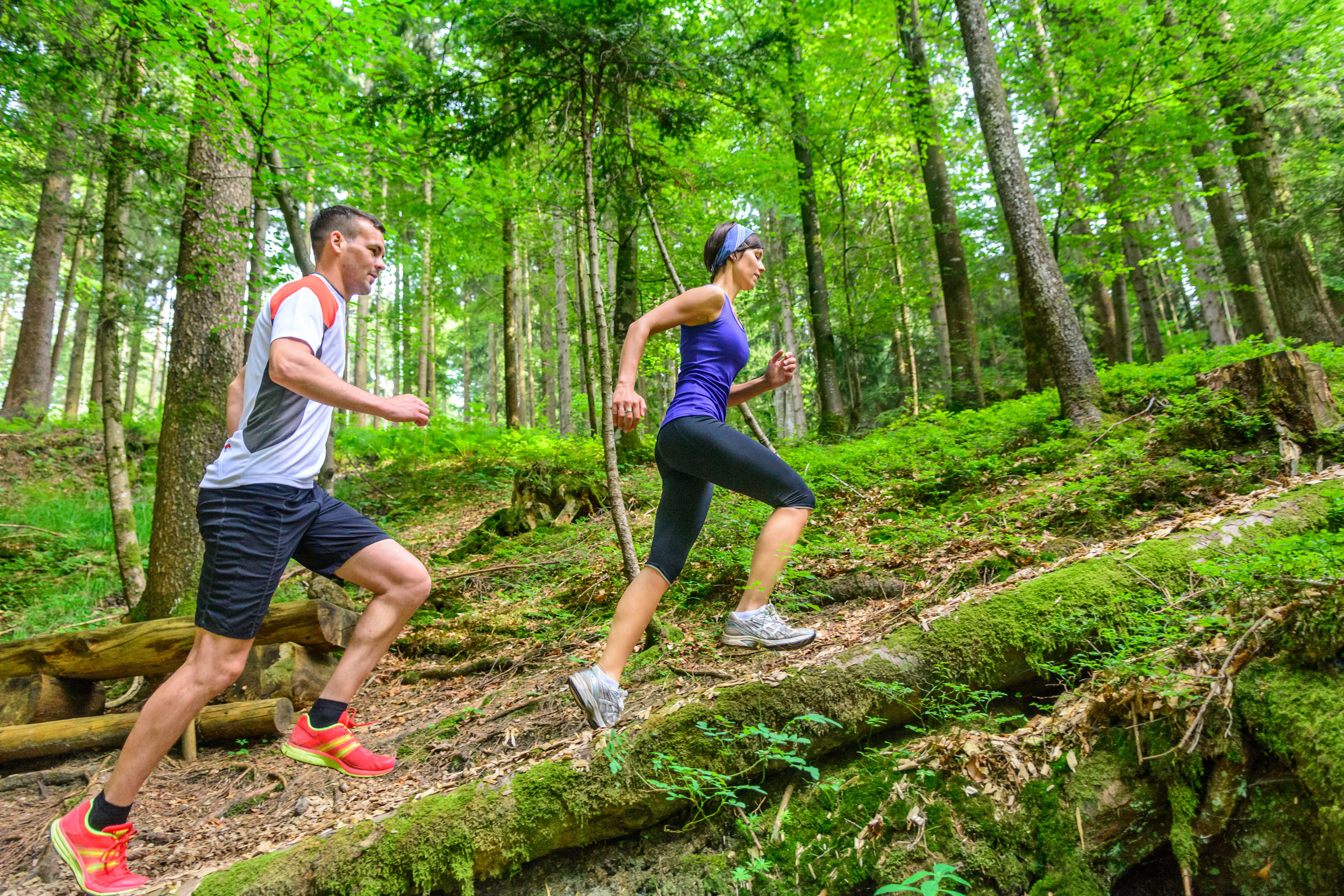 Frau und Mann joggen im Wald