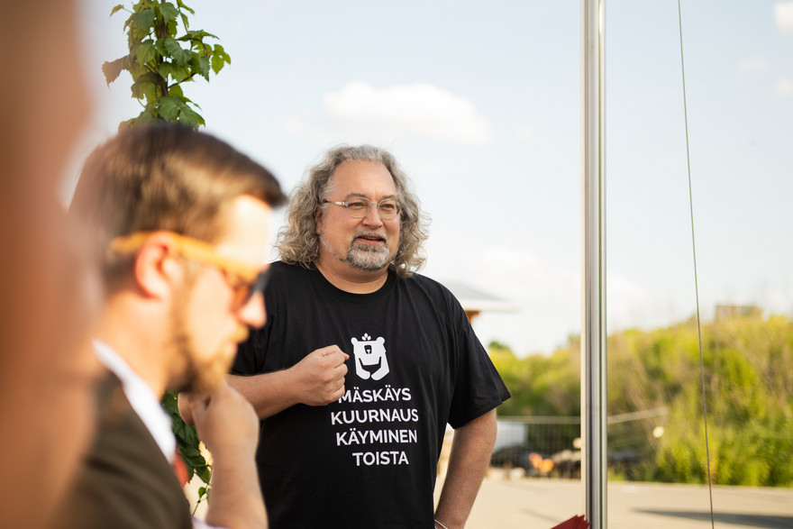 Alumnus Markus Raupach im Biergarten der Brauerei.