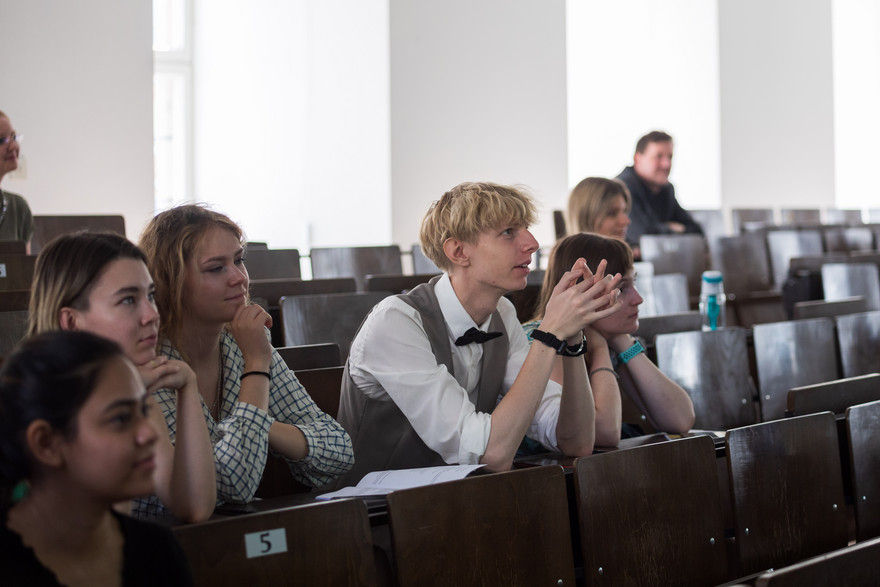 Teilnehmer*innen der Sommeruniversität sitzen im Hörsaal