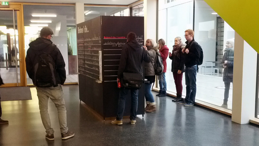 Universitätsangehörige schreiben bei "Before I Die" auf einen Kubus, was sie in ihrem Leben unbedingt einmal gemacht haben möchten.