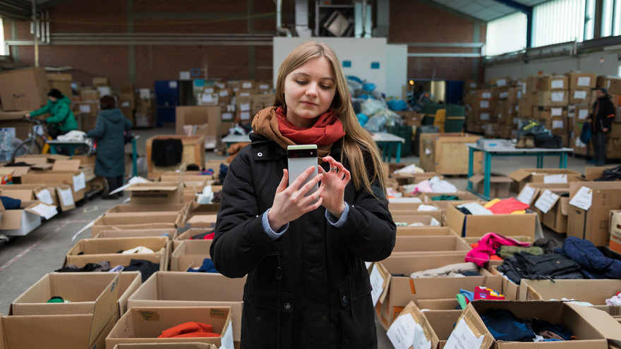 Yustyna mit dem Social Media Handy in der Spendenhalle