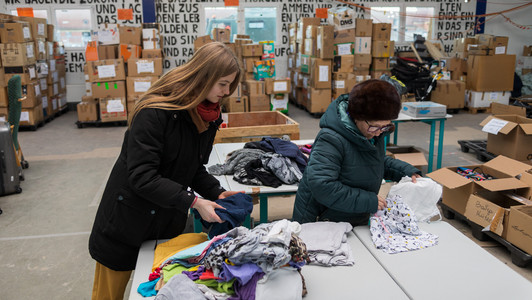 Yustyna sortiert Kleiderspenden