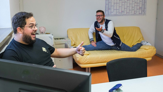 Zwei Fachschaftsmitglieder machen Spaß im Fachschaftszimmer 