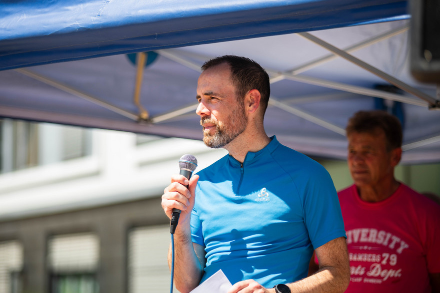 Kai Fischbach übernahm die Ehrung der Sieger*innen nachdem er selbst beim Uni-Lauf an den Start gegangen war.