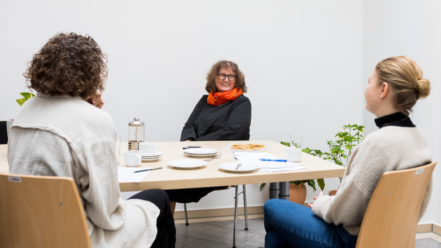 Maria Steger wird von Hannah Fischer und Stephanie Fröba interviewt.