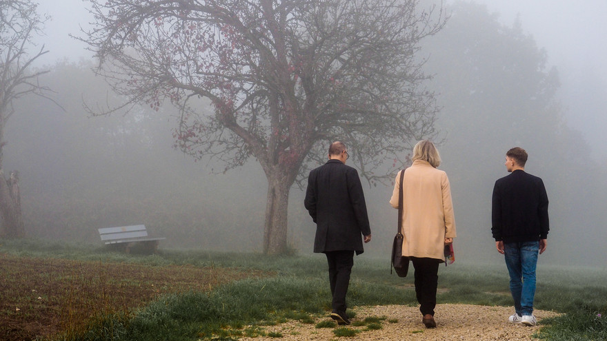 Digitalisierungsreferent Stefan Goller, Professorin Astrid Schütz und Projektentwickler Marco Held beim Herbstspaziergang zwischen Altenburgerstraße und Teufelsgraben, ein Wohlfühlort der „bassd-App“.