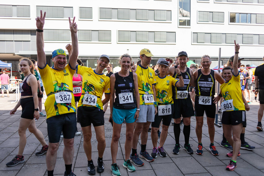 Ein besonderes Team: Der blinde Florian Ramer (4.v.l.) und Michaela Rümmer (5.v.l.) starteten gemeinsam und kamen nach einer Stunde, einer Minute und 36 Sekunden ins Ziel.