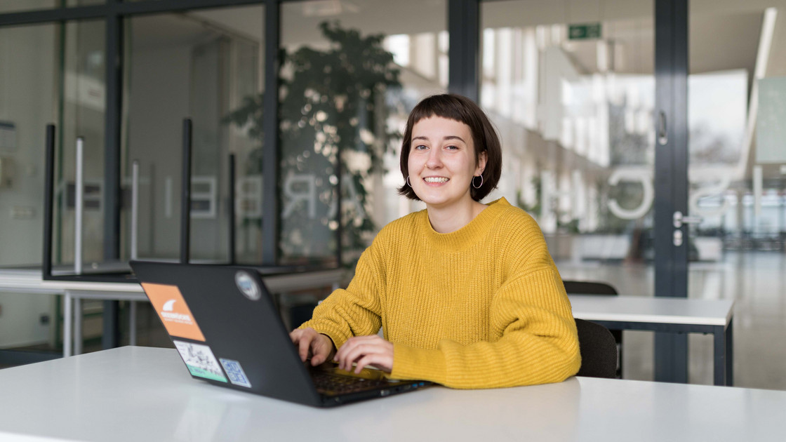 Studentin sitzt vor Laptop