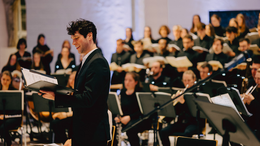 Tenor Julian Freibott und das Ensemble