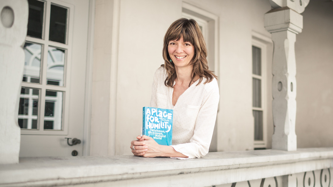 Amerikanistin Christine Gerhardt mit dem englischsprachigem Buch "A Place for humility" in der Hand