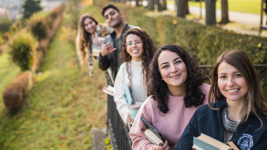 Fünf Studierende lachen in die Kamera