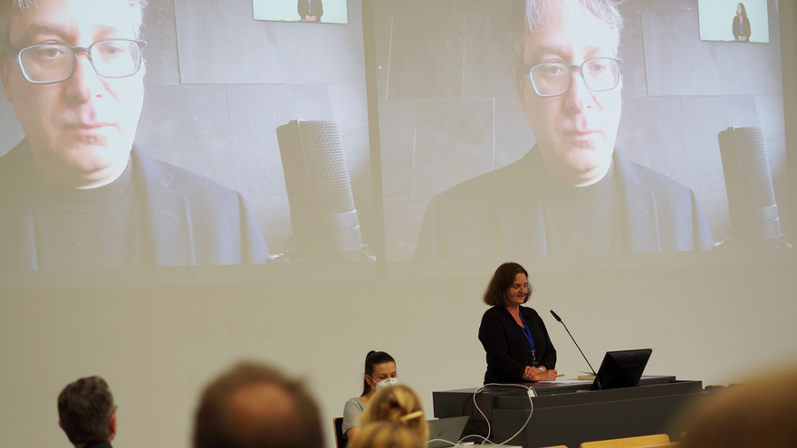 Ute Schmid hat gemeinsam mit Fabian Franke und einer interdisziplinären Arbeitsgruppe das Projekt eingeworben. Bei der Veranstaltung erklärt sie, warum das Thema KI die ganze Universität betrifft.