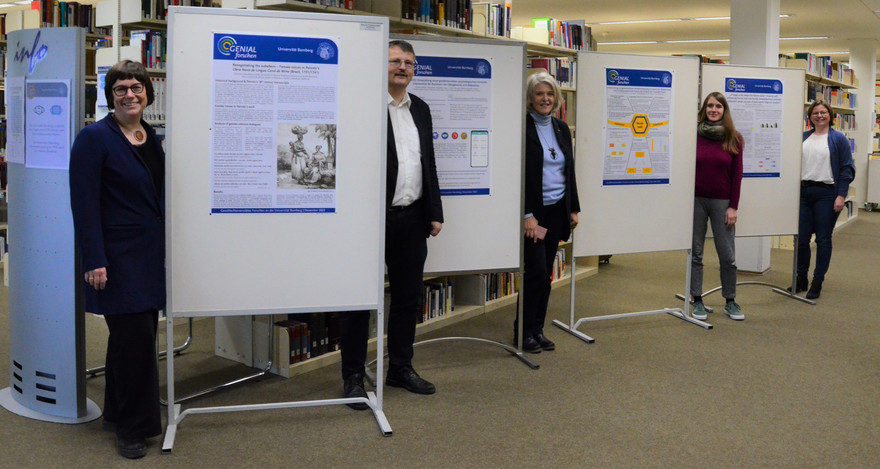 Das Team des Projekts „GENIAL forschen“ sowie Bibliotheksdirektor Fabian Franke bei der Eröffnung der Posterausstellung.