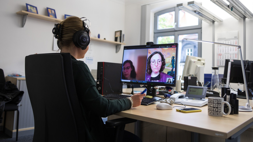 Radakteurin Hannah Fischer hält eine Videobesprechung mit ihren Kolleginnen Patricia Achter und Tanja Eisenach.