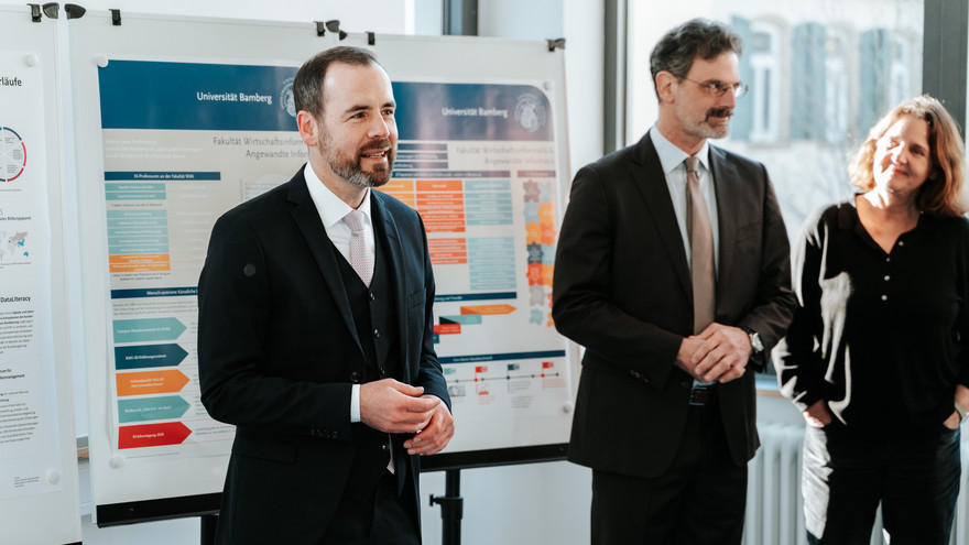 Universitätspräsident Prof. Dr. Kai Fischbach spricht vor der Runde