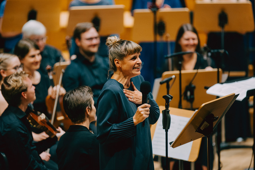 Schauspielerin Meike Hess steht auf der Bühne.