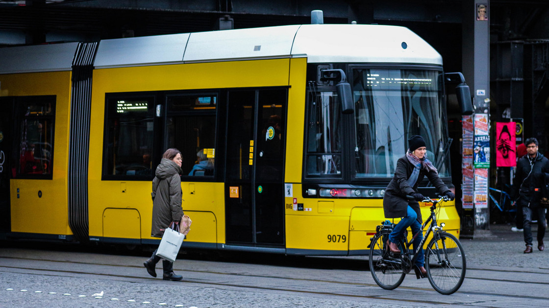 Straßenbahn und Radfahrerin