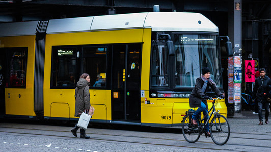 Straßenbahn und Radfahrerin