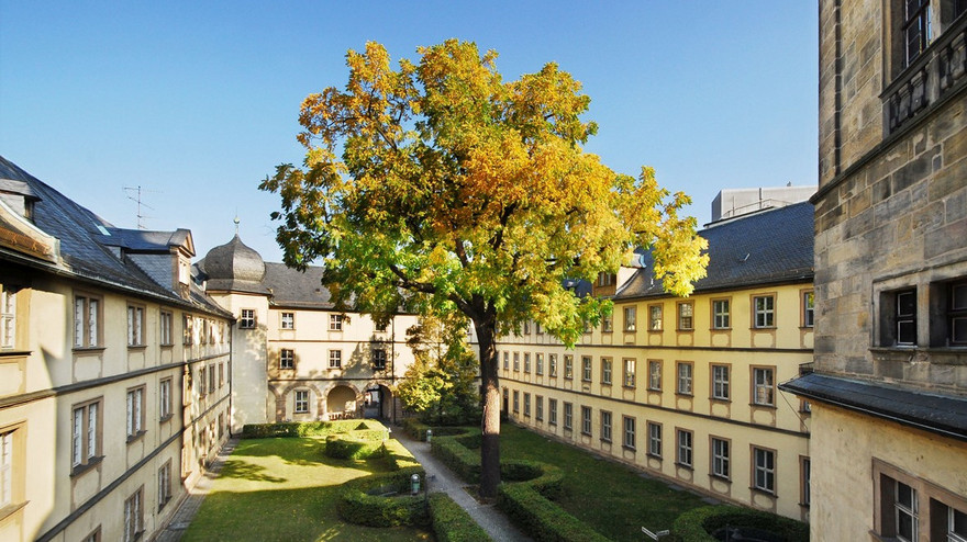 Blick auf den Innenhof An der Universität 2