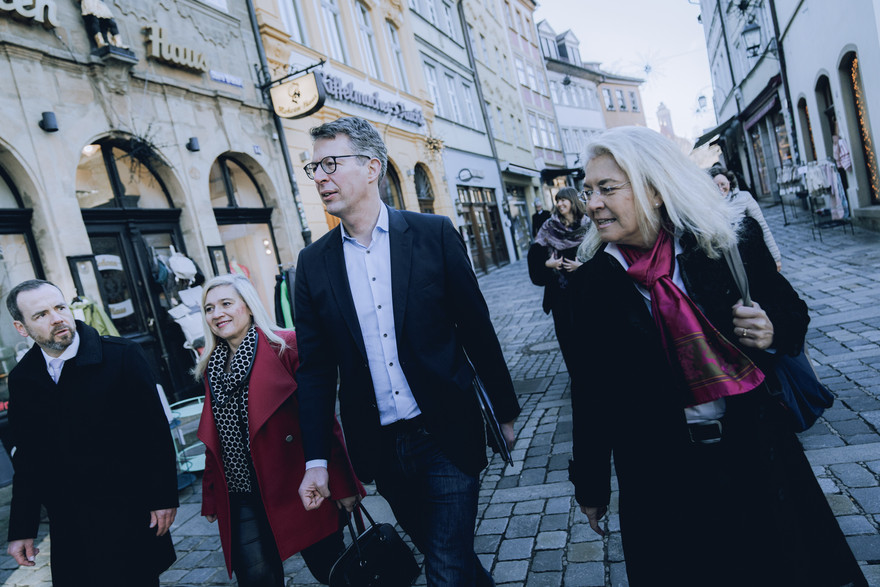 Kanzlerin Dr. Dagmar Steuer-Flieser, Prof. Dr. Fischbach, Minister Markus Blume, Staatsministerin Melanie Huml beim Spaziergang durch die Bamberger Altstadt