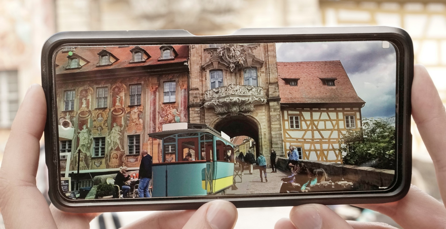 Die Bamberger Straßenbahn ist in 3D auf dem Display zu sehen.