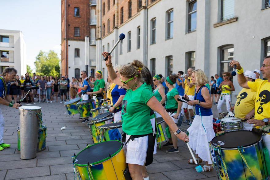 Die Samba-Gruppe Bateria quem é untermalte den Uni-Lauf musikalisch.