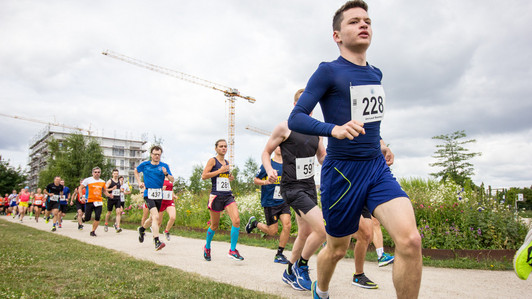 Läufer rennt beim Uni-Lauf