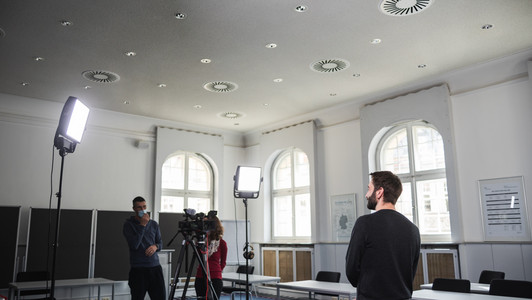 Ein Team hat den Kurzfilm über soziale Ungleichheiten im Lebensverlauf für die Multimedia-Reportage „Leben auf ungleichen Wegen“ gedreht. 