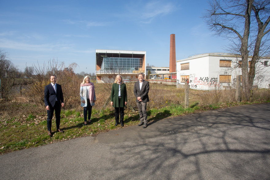 Universitätspräsident Kai Fischbach, Staatsministerin Melanie Huml, Kanzlerin der Universität Dagmar Steuer-Flieser und Bauamtsleiter Jürgen König vor dem alten Hallenbad.