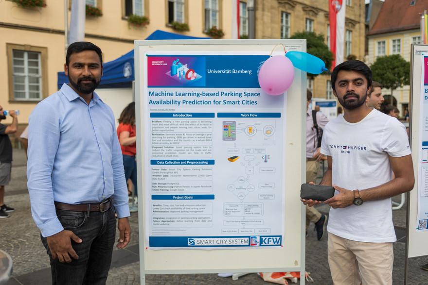 Ammar Irshad (l.) und Ali Nawaz stellten ihr Projekt auf einer Messe vor.