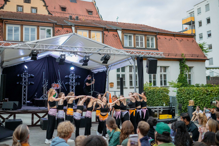 Modern Dance und Video Dance sind seit mehreren Jahren Teil des Hochschulsports. Anfängerinnen sowie fortgeschrittene Tänzerinnen führten Choreos zu den Liedern "Arabian Nights" und "Not Your Barbie Girl" auf.