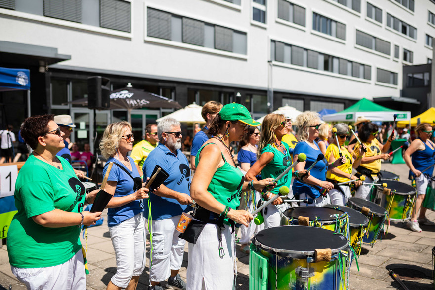 Eine Samba-Gruppe heizte den Läufer*innen an mehreren Stationen musikalisch ein.