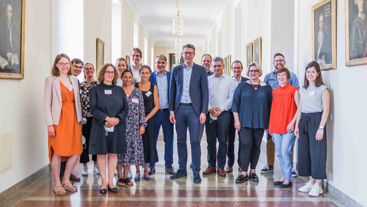 Staatsminister Markus Blume und die Projektleiterinnen und Projektleiter der geförderten Hochschulen