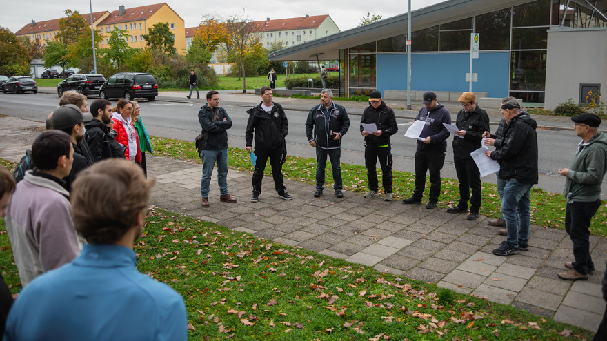 Das Evakuationsteam steht im Kreis und bespricht sich.