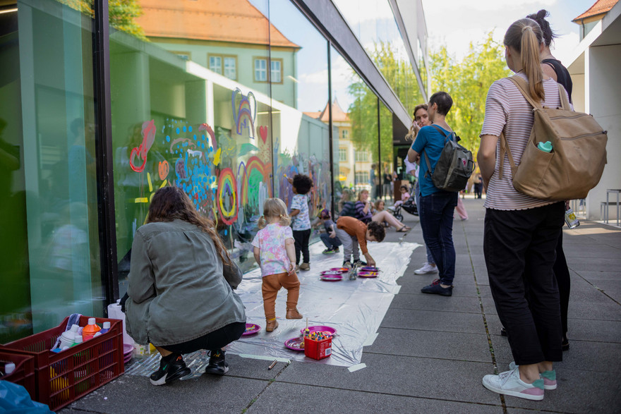 Am Nachmittag war neben der Musik ein Kinderprogramm geboten. Mit Farben konnten die Kinder das Markusgebäude verzieren.