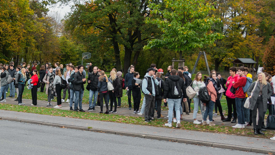 Evakuierte versammeln sich auf dem Troppauplatz