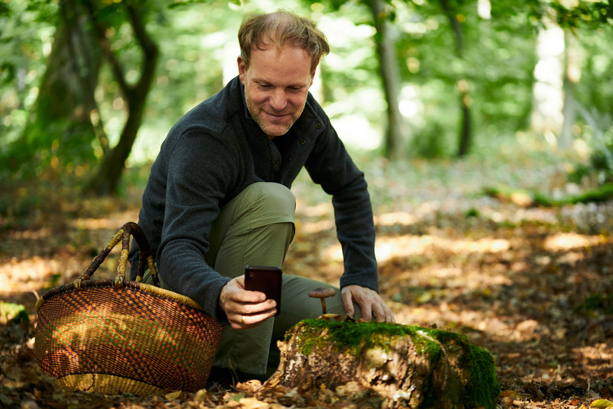 Jorge Groß bedient die App zur Artenerkennung im Wald.