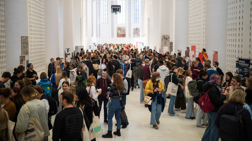 Studierende im ersten Semester tummeln sich in der Aula der Universität zur Erst-Messe