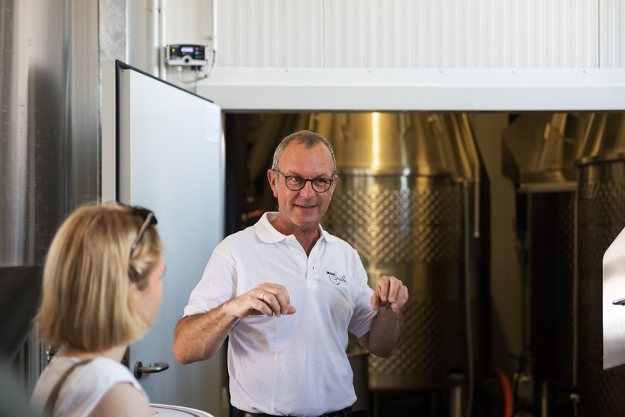 Jörg Binkert steht vor dem Gärkeller.