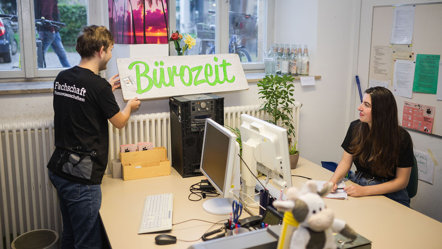 Felix und Anna arbeiten im Fachschaftszimmer