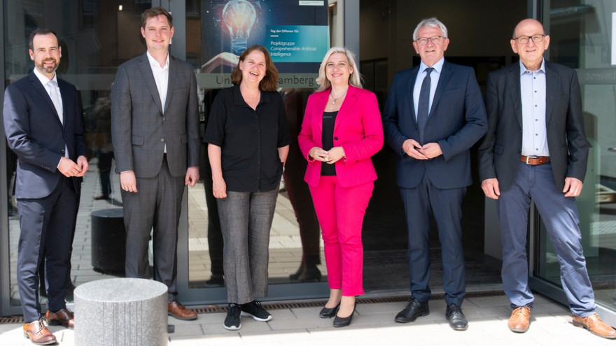 Mehrere Vertreterinnen und Vertreter aus Politik und der Universität auf einem Gruppenfoto.