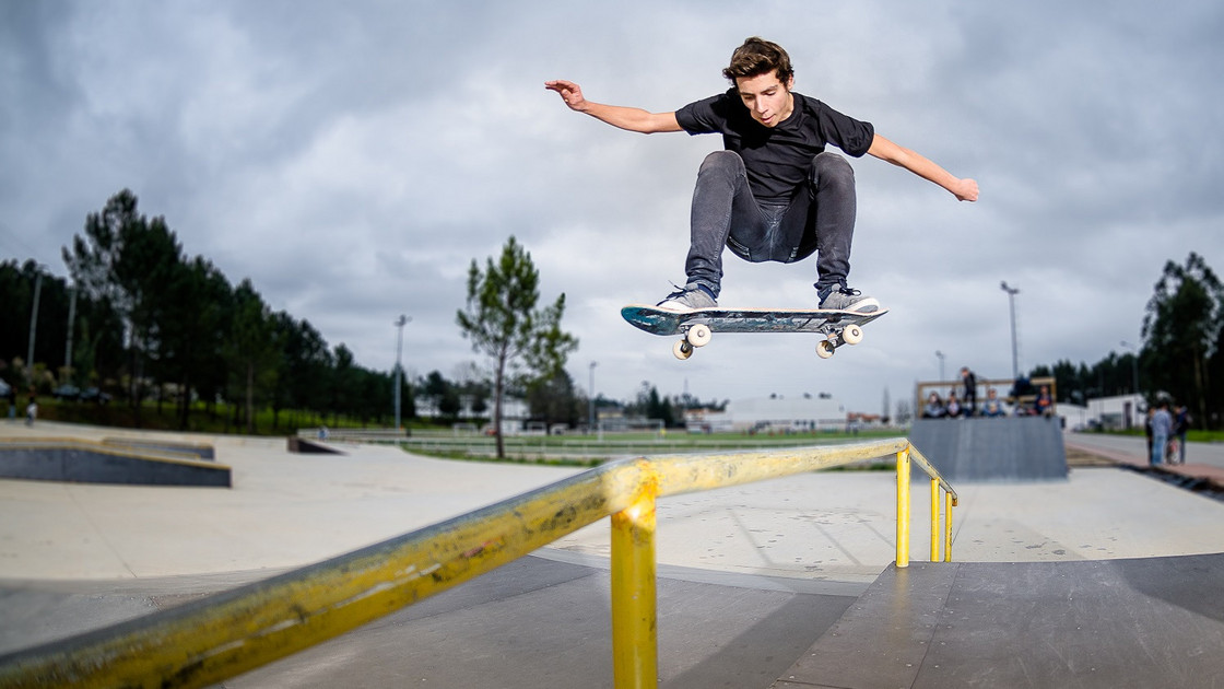 Ein Jungendlicher auf einem Skateboard