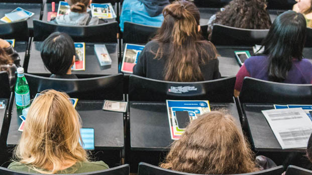 Studierende sitzen im Hörsaal