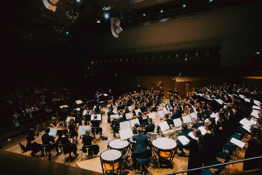 Das Universitätsorchester und der Universitätschor beim Semesterschlusskonzert 2022.