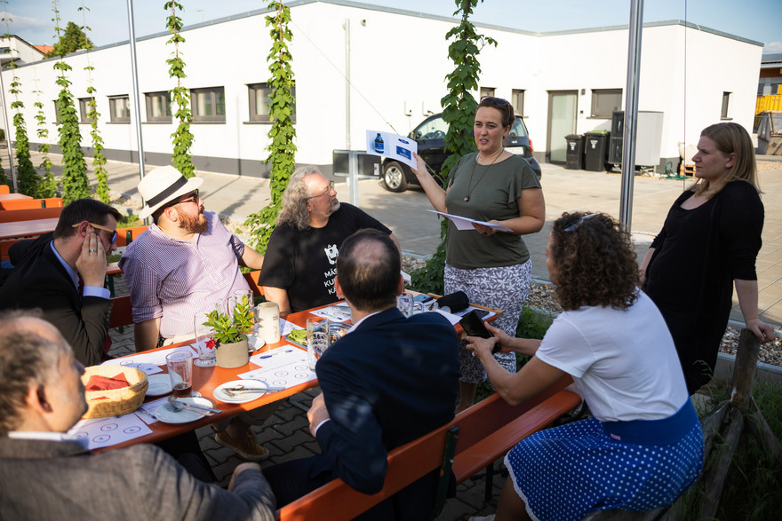 Die Braukommission im Biergarten der Brauerei.