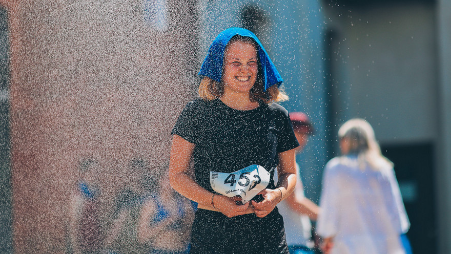 Eine Frau wird mit Wasser gesprenkelt