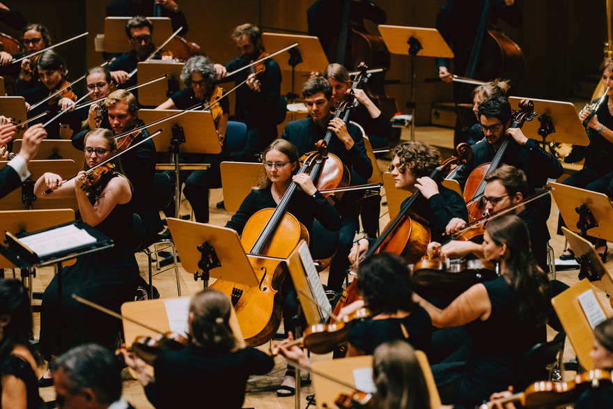 Universitätsorchester auf der Bühne beim Semesterabschlusskonzert