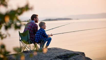 Vater und Sohn beim Angeln