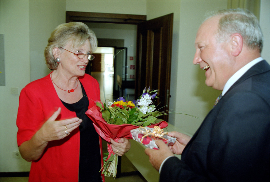 Bärbel Kerkhoff-Hader überreicht Werner Huß Blumen und ein Geschenk