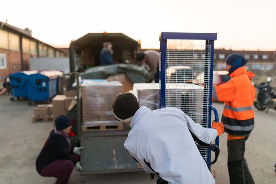 Auf dem Lagarde-Gelände wird ein Transporter mit Spendengütern für die Ukraine beladen.